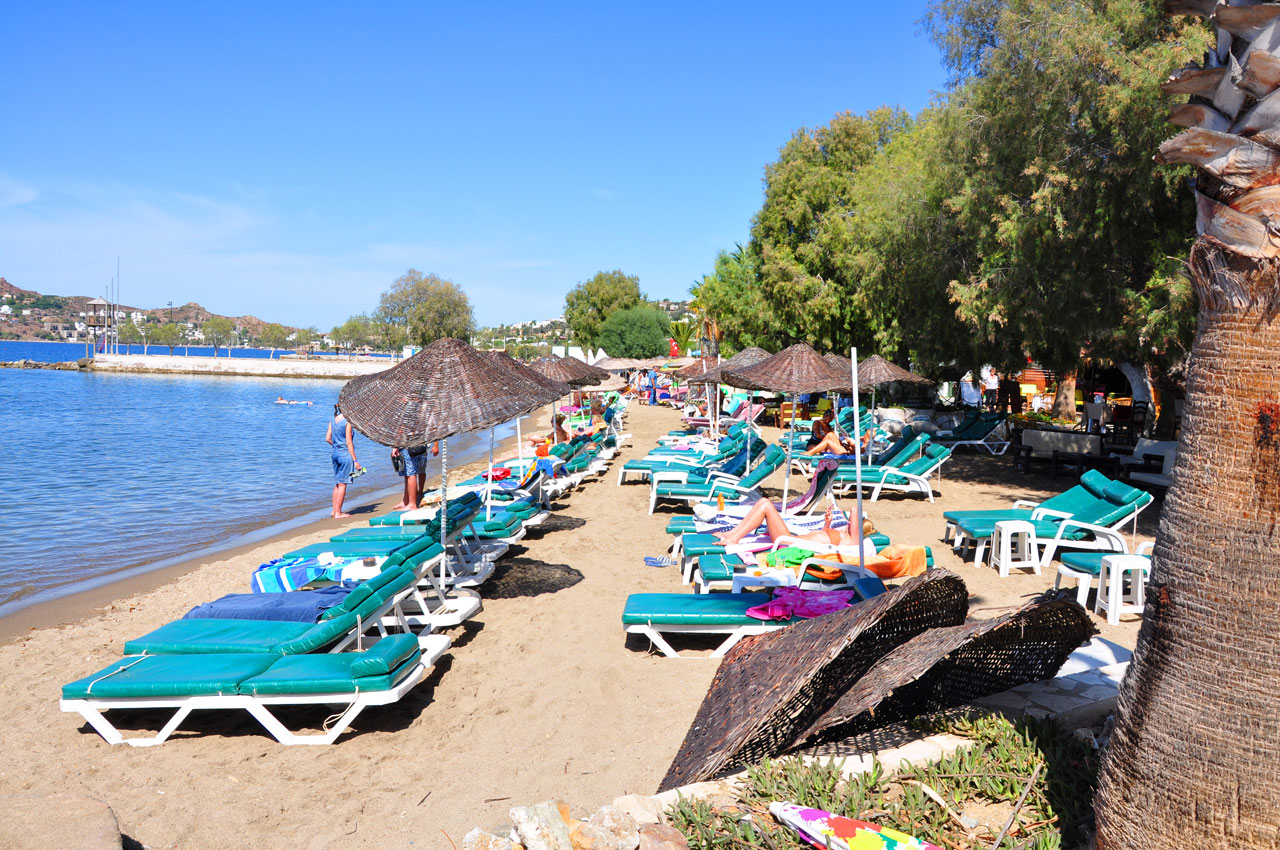 Yalikavak Beach - plenty of sun loungers with parasols to relax in the sun