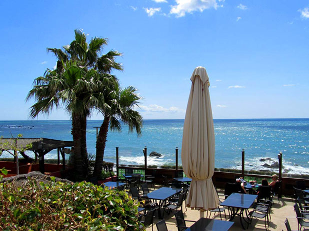 Max Beach Restaurant on the Riviera del Sol, stunning panoramic sea views while you dine, image courtesy of maxbeach.com