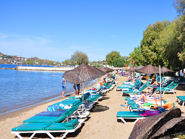 Yalikavak Beach with plenty of sun loungers and parasols to relax upon