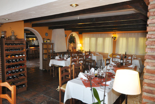 Enjoy a relaxing Spanish meal at the La Luna Restaurant in La Sierrezuela... just a short walk from your villa