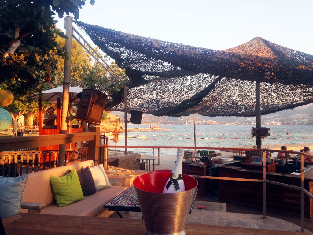 Xuma Beach Club, enjoy a relaxing drink in comfortable surrounds and superb sea views