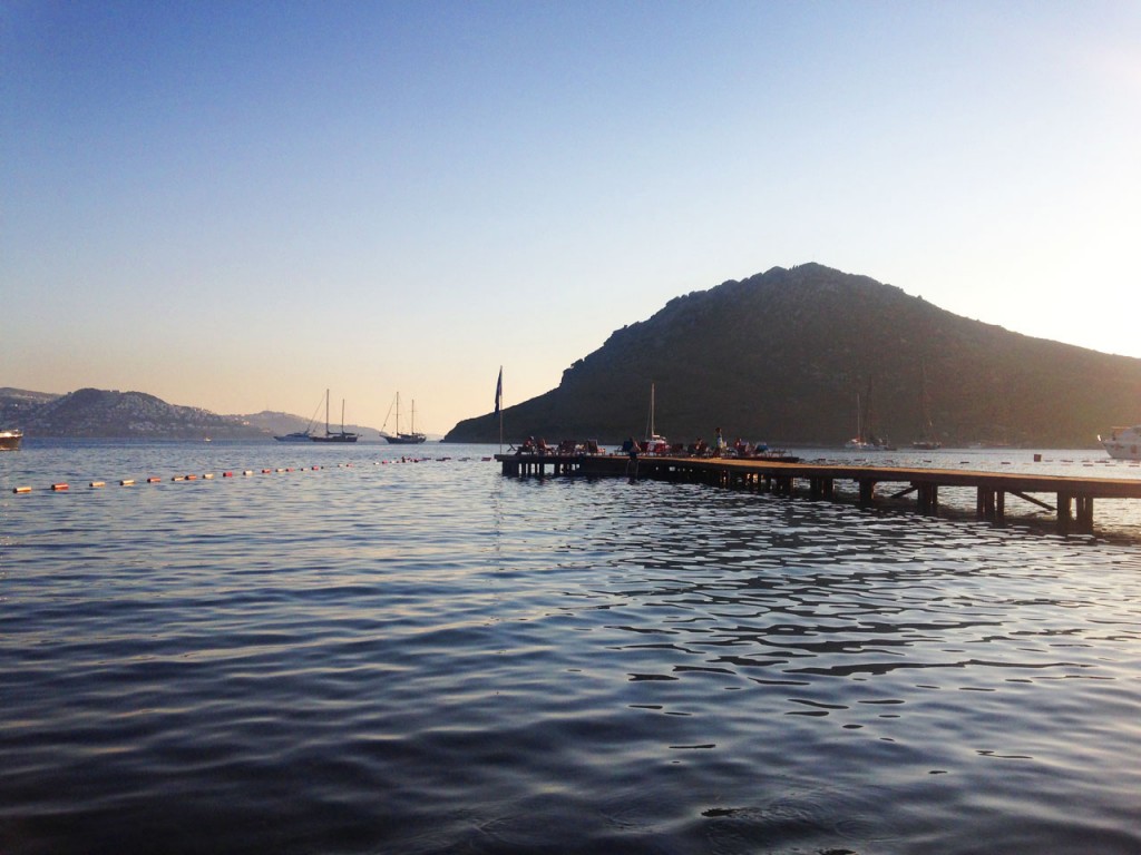 Xuma Beach Club, view of the wooden jetty