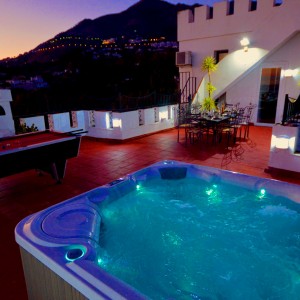 Villa SP004, showing the illuminated hot tub on the rooftop terrace at night