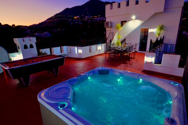 Villa SP004, showing the illuminated hot tub on the rooftop terrace at night